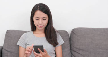 女人在家里使用手機(jī)