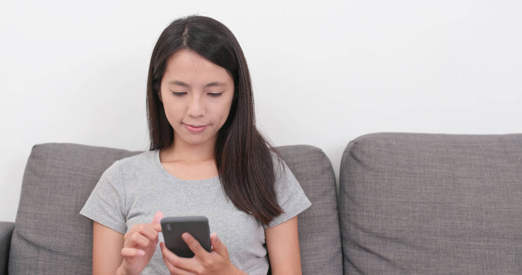 女人在家里使用手机 女人在家里使用手机