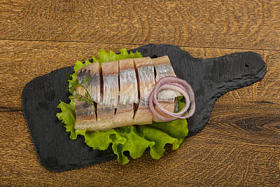 切片用莳萝和洋葱鲱鱼片