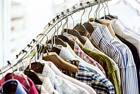 挂在衣架上的衬衫