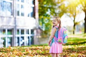 孩子要回学校。暑假后的新学年开始。小女孩，背包和书首天上学日。本堂课开始。幼儿园和学前班的孩子的教育