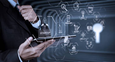 財務(wù)技術(shù)流程圖和基本收入挖掘 cryptocurrency 與 blockchain 啟動獨角獸密碼虛擬圖. 商人手用智能手機電腦與電子郵件圖標作為概念