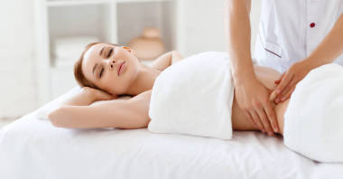 一个美丽的女孩享受按摩和水疗治疗