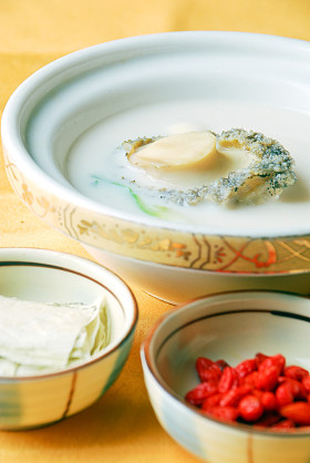 中国鲍鱼和狼莓果的食物图片