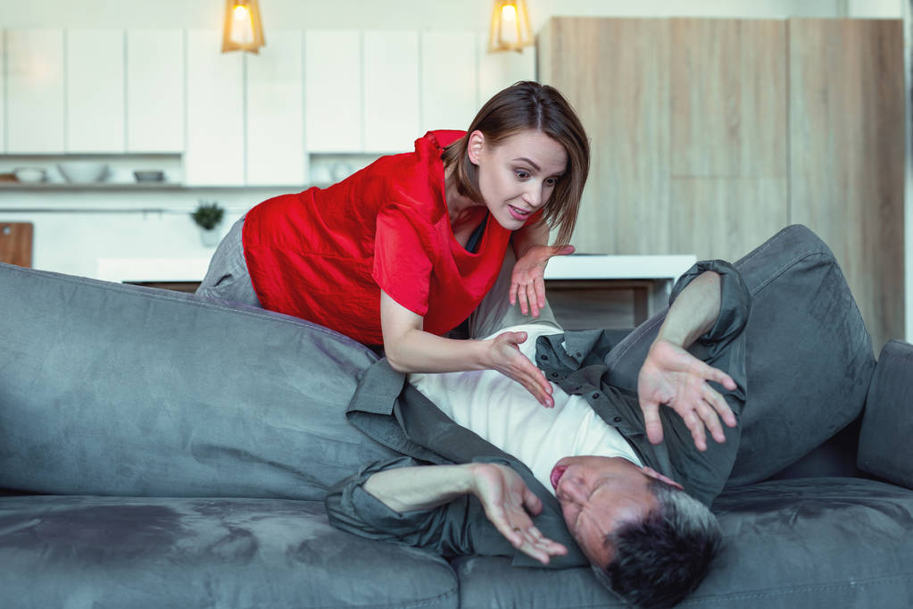 年轻的妻子感到恼火, 看醉酒的丈夫 年轻的妻子感到恼火, 看醉酒的丈夫