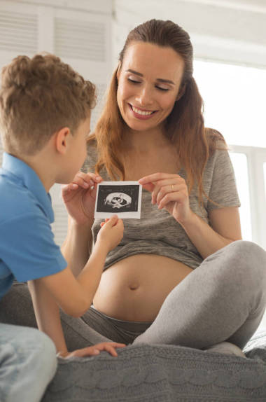 喜氣洋洋的女人和兒子談?wù)?chilbirth