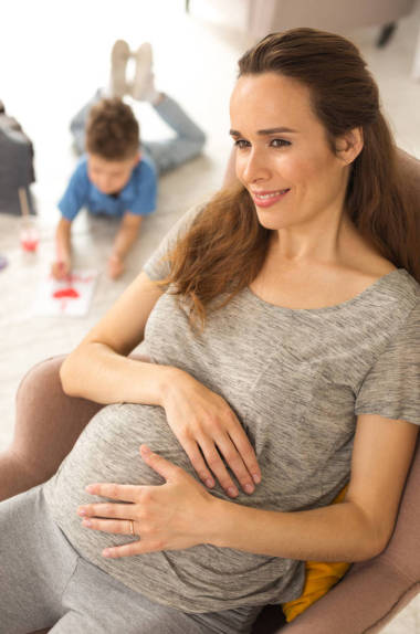黑發(fā)誘人懷孕婦女感覺(jué)周到