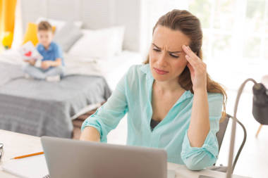 自由職業(yè)者有強(qiáng)烈的頭痛后長(zhǎng)工作日