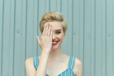 開朗的女孩短發(fā)閉一只眼睛圖片