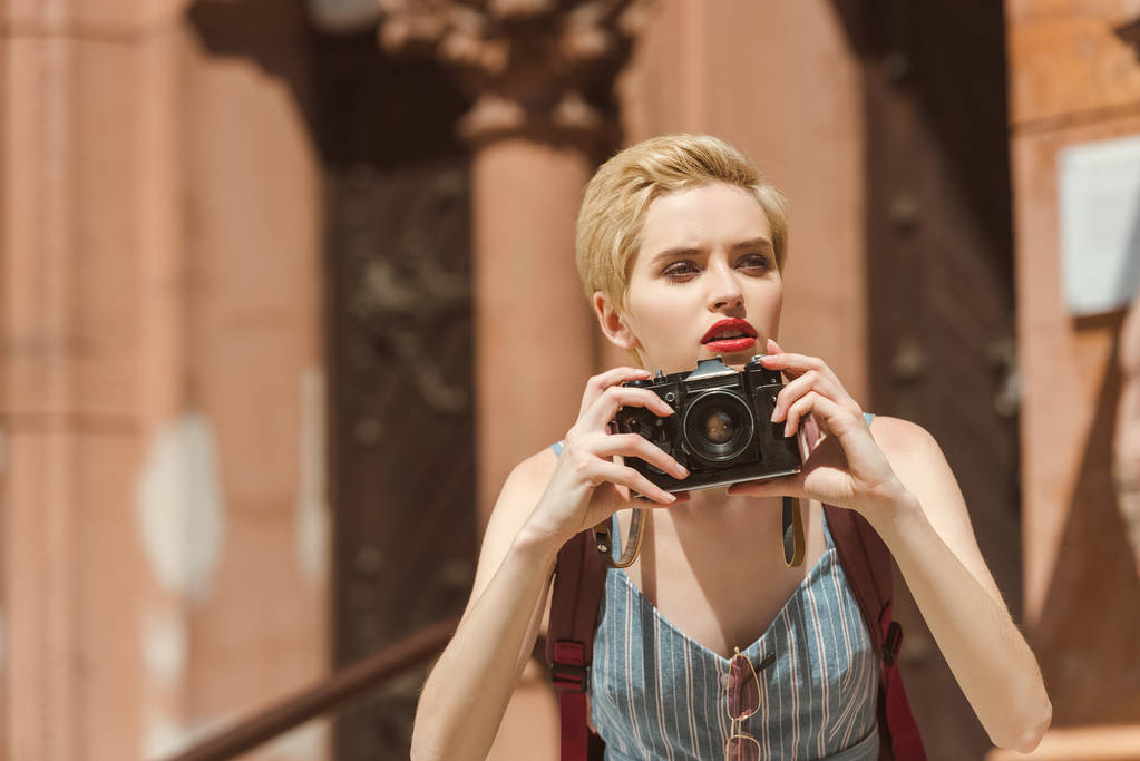 美丽的女孩拍照相机在城市照片 美丽的女孩拍照相机在城市照片