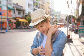 人挠他手臂上的痒图片