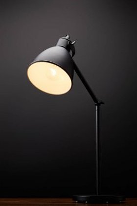 黑色背景下木桌上的黑灯关闭视图