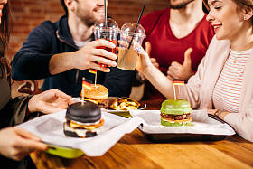 休闲、庆典、快餐消费、人与节假日概念