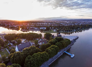 在科布倫茨的日落德國(guó)歷史紀(jì)念碑德國(guó)角落河萊茵河和 mosele 一起流動(dòng)