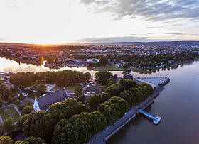在科布伦茨的日落德国历史纪念碑德国角落河莱茵河和 mosele 一起流动