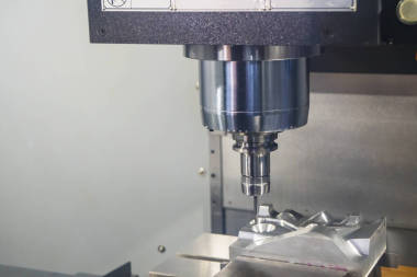 數(shù)控銑床用實(shí)心球立銑刀工具切割汽車模具零件。現(xiàn)代制造工藝