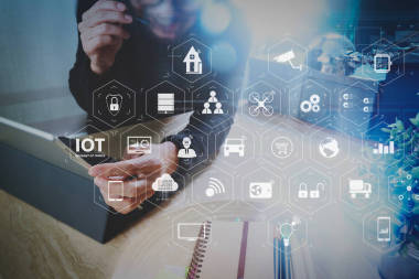 網(wǎng)絡(luò)的東西 (物) 技術(shù)與 Ar (增強現(xiàn)實) 在 Vr 儀表板。人使用 Voip 耳機與數(shù)字平板電腦對接智能鍵盤, 概念通信, it 支持, 呼叫中心