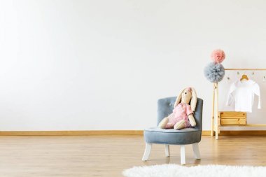 空墻, 座椅與兔子和衣架與彩球和 t恤衫。將您的產(chǎn)品放在此處