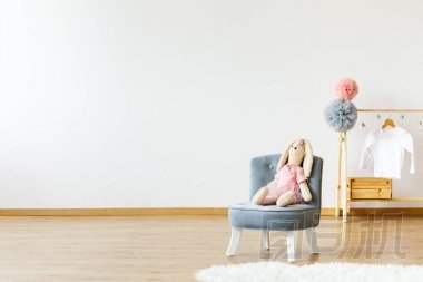 空墻, 座椅與兔子和衣架與彩球和 t恤衫。將您的產(chǎn)品放在此處