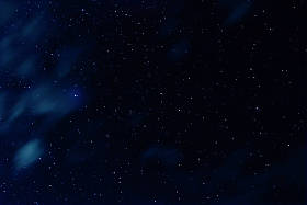 夜空中有星星和云彩的长时间曝光照片