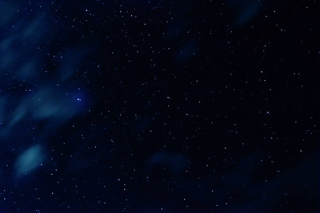 夜空中有星星和云彩的长时间曝光照片