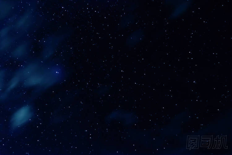 夜空中有星星和云彩的長(zhǎng)時(shí)間曝光照片