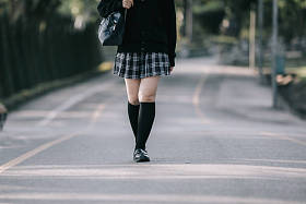亚洲日本学校女孩服装的肖像看公园户外电影复古风