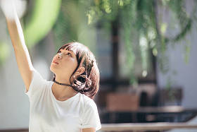 亚洲女孩的肖像，白色衬衫和裙子，外型自然古色电影风