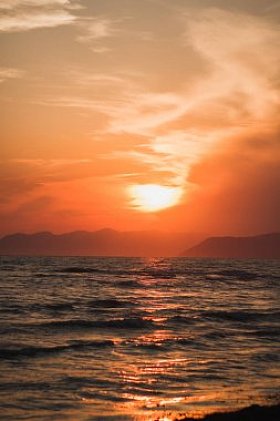 橙色日落和海图片