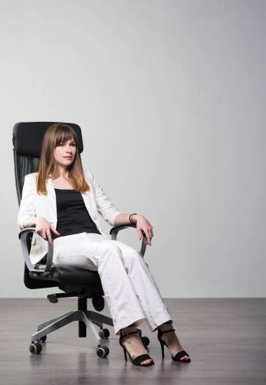 灰色背景下的年轻女商人 