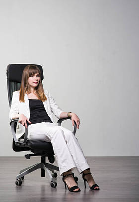 灰色背景下的年轻女商人 