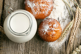 新鲜的蛋糕、 牛奶、 尖峰图片