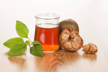 在木質(zhì)的背景下, 羅漢又名僧果自然補救。強力健康甜味