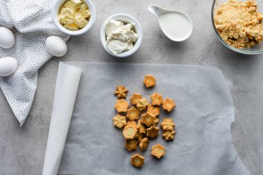 平躺在饼干, 生鸡蛋, 黄油和酸奶油做馅饼安排在灰色桌面上