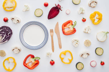 空?qǐng)A板, 木制叉子與刀和新鮮切片蔬菜在白色分離的頂部視圖