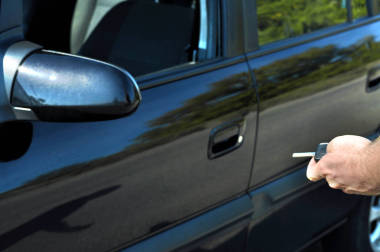 遙控車上的手持按鈕。在有選擇重點的男士手壓機上遙控車載報警系統(tǒng)。汽車保險業(yè)務(wù)。汽車安全鎖系統(tǒng)概念