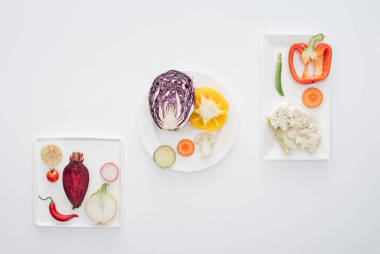 白色板上鮮生健康蔬菜的頂部視圖