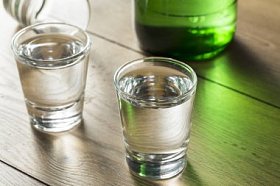 酒精清蒸馏韩国烧酒在玻璃杯照片