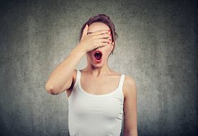 犯错的年轻女子在误会中感到尴尬