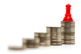 红色棋典当在硬币的顶部反对白色背景为投资成功、商业、财务和成长概念