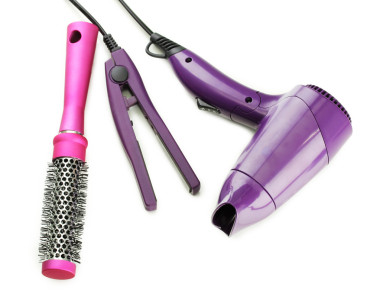 頭發(fā)干燥機(jī)、 矯直機(jī)、 梳刷、 孤立在白色