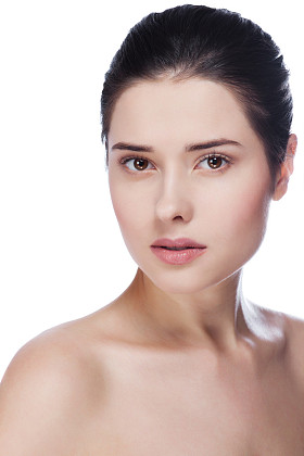 性感美丽的棕色眼睛的白种人年轻女人的特写肖像