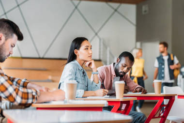 集中青年多民族學生聽講座照片