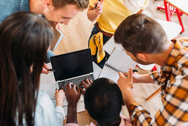 高校多民族青年學(xué)生使用筆記本電腦的高視角