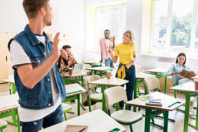 青年学生在课堂上互相打招