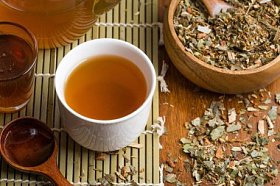 草药茶和纯蜂蜜照片