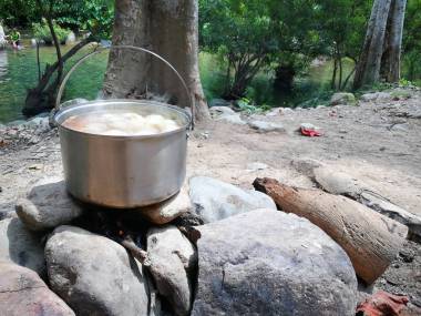 野营生活煮鸡汤图片