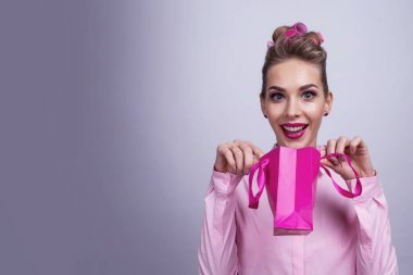 購物, 銷售, 圣誕節(jié)和假日概念-微笑的婦女與小購物禮品袋