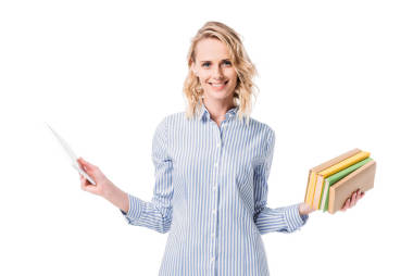 有吸引力的婦女持有片劑和書籍, 看著相機(jī)在白色隔離