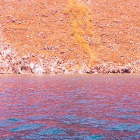 橙色的山景和大海明亮的霓虹灯的颜色最小的和超现实的暑假